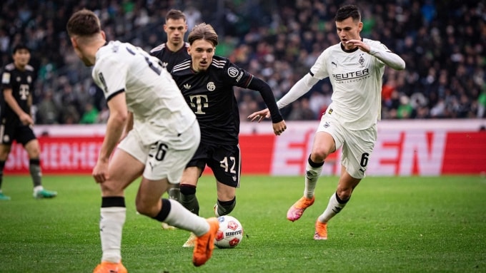 Karl (số 42) đi bóng trong trận Bayern thắng chủ nhà Monchengladbach 3-0 ở vòng 8 Bundesliga tối 25/10. Ảnh: FC Bayern