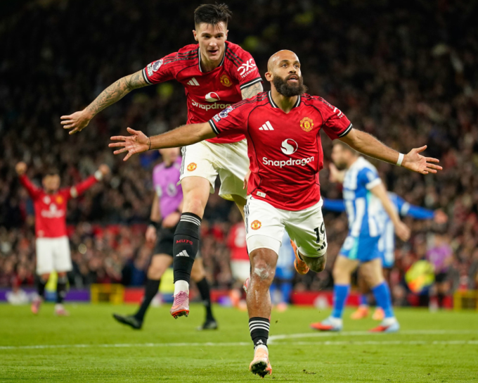 Bryan Mbeumo chia vui cùng Benjamin Sesko. Ảnh: AP