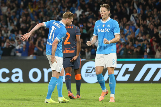 Kevin de Bruyne (trái) chấn thương sau khi đá phạt đền mở tỷ số trận Napoli thắng Inter Milan 3-1 ở vòng 8 Serie A ngày 25/10/2025. Ảnh: AFP