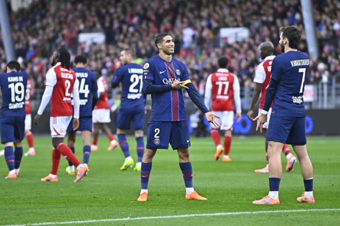 Achraf Hakimi mừng bàn cùng Khvicha Kvaratskhelia trong trận PSG thắng Brest 3-0 ở vòng 9 Ligue 1 ngày 25/10. Ảnh: PSG