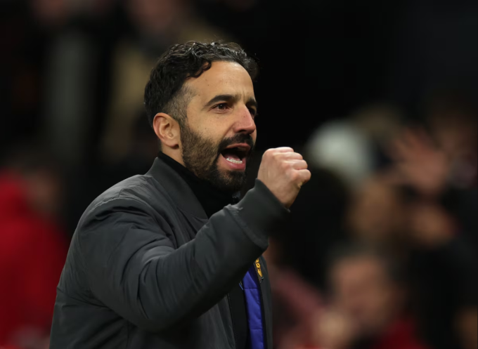 HLV Ruben Amorim ăn mừng sau trận Man Utd thắng Brighton 4-2, trên sân Old Trafford, thành phố Manchester, Vương quốc Anh, vòng 9 Ngoại hạng Anh tối 25/10/2025. Ảnh: Reuters