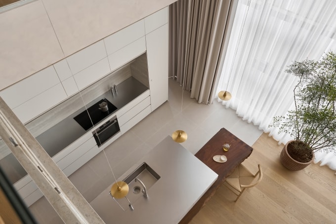 Khu vực bếp của căn penthouse 500 m2 tại Hải Phòng sử dụng bề mặt inox ở khu vực bếp. Lựa chọn này ngoài yếu tố vệ sinh, bền, còn giúp chống khuẩn tốt và mang lại sự thẩm mỹ. Ảnh: T&PAC Architects