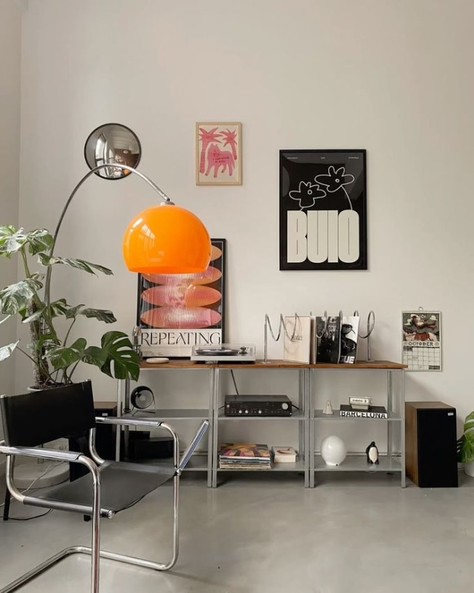Inox được ứng dụng trong không gian làm việc mang phong cách mid-century hiện đại. Bề mặt kim loại sáng bóng kết hợp cùng chất liệu gỗ, acrylic và ánh sáng ấm tạo nên tổng thể cân bằng. Ảnh: cata.haus