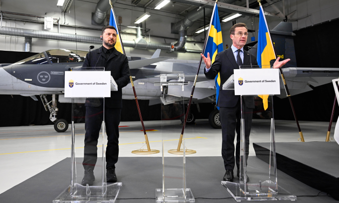 Tổng thống Zelensky (trái) và Thủ tướng Kristersson họp báo chung khi đứng trước tiêm kích Gripen hôm 22/10. Ảnh: AP