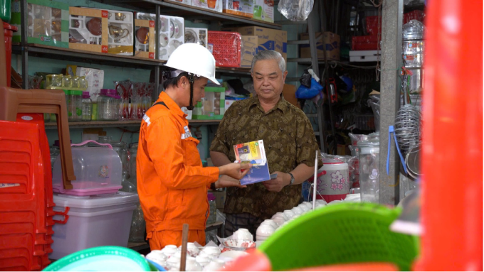 Công nhân EVNSPC đến các hộ gia đình hướng dẫn sử dụng điện an toàn. Ảnh: EVNSPC