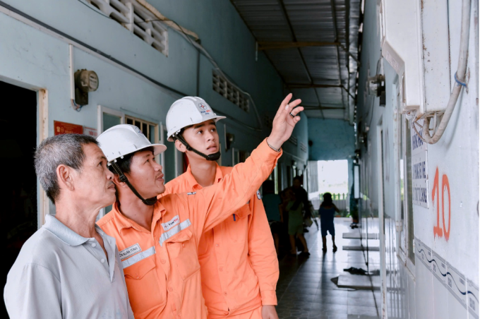 Tư vấn an toàn điện cho người dân tại các khu dân cư. Ảnh: EVNSPC