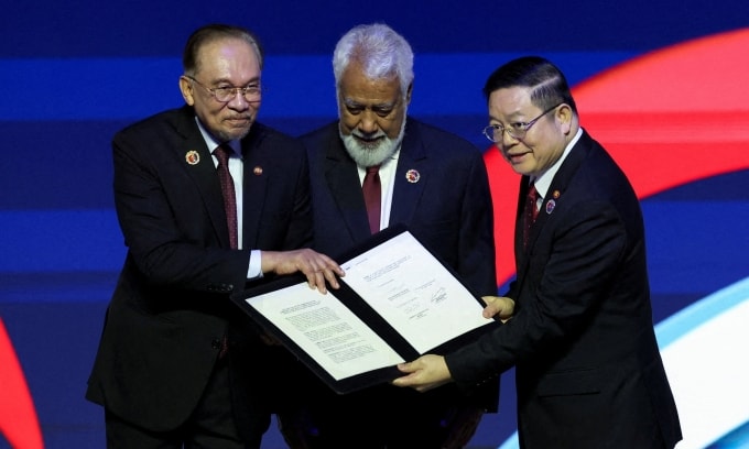 Từ trái qua, Thủ tướng Malaysia Anwar Ibrahim, Thủ tướng Timor-Leste Xanana Gusmao và Tổng thư ký ASEAN Kao Kim Hourn tại lễ ký Tuyên bố Kết nạp Timor-Leste vào ASEAN ở Kuala Lumpur ngày 26/10. Ảnh: Reuters