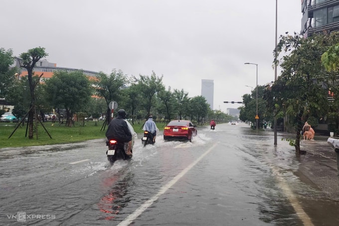Tuyến đường Tố Hữu ở phường Thuận Hóa bị ngập khi nước lũ tràn vào. Ảnh: Võ Thạnh