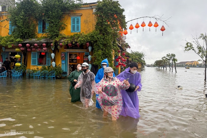 Nhiều người trải nghiệm lội nước lụt Hội An, chiều 26/10. Ảnh: Nguyễn Anh Cường