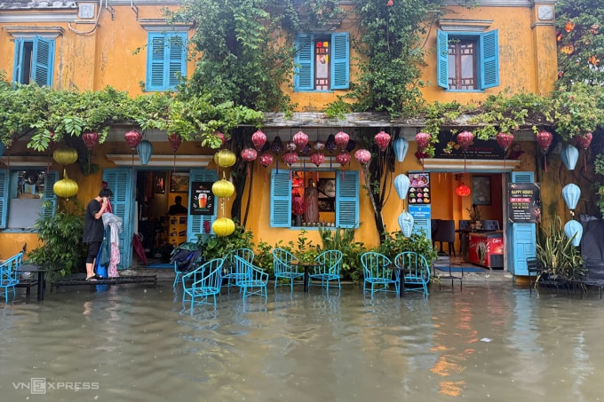 Nhiều nhà hàng, quán ăn trên đường Bạch Đằng, phường Hội An, tạm thời ngừng đón khách do đường ngập khoảng 0,5m. Ảnh: Nguyễn Anh Cường
