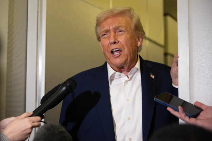 Tổng thống Mỹ Donald Trump trả lời phỏng vấn phóng viên trên chuyên cơ Không lực Một ngày 24/10. Ảnh: AFP