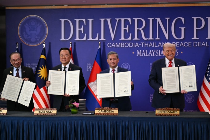 Từ trái qua, Thủ tướng Malaysia Anwar Ibrahim, Thủ tướng Thái Lan Anutin Charnvirakul, Thủ tướng Campuchia Hun Manet và Tổng thống Mỹ Donald Trump tham gia lễ ký thỏa thuận ngừng bắn Thái Lan - Campuchia bên lề Hội nghị Cấp cao ASEAN ở Kuala Lumpur ngày 26/10. Ảnh: AFP