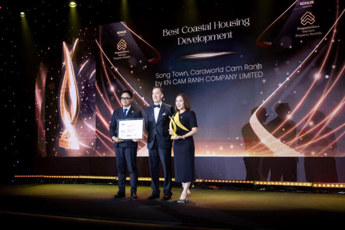 Bà Võ Thị Cao Ly, Phó tổng giám đốc KN Cam Ranh, chủ đầu tư dự án Sông Town, nhận giải từ BTC Vietnam Property Awards 2025. Ảnh: KN Cam Ranh