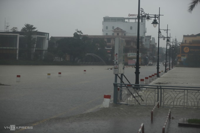 Nước lũ tràn qua Đập Đá chiều ngày 26/10. Ảnh: Võ Thạnh