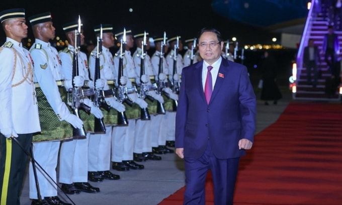 Thủ tướng Phạm Minh Chính tới thủ đô Kuala Lumpur, Malaysia, rạng sáng 26/10. Ảnh: VGP