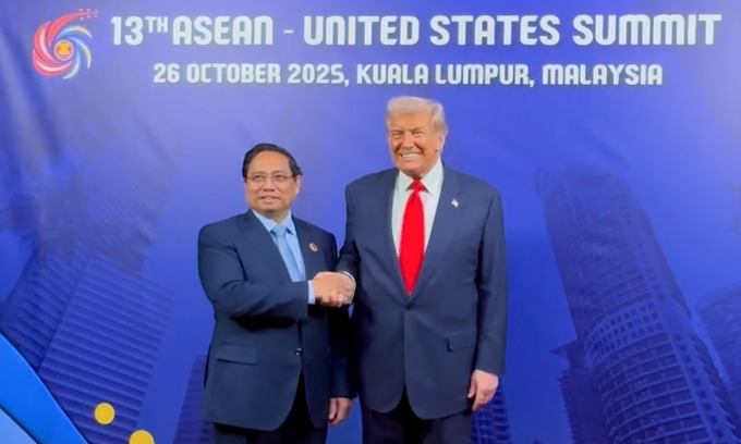 Thủ tướng Phạm Minh Chính gặp Tổng thống Donald Trump tại Malaysia hôm 26/10. Ảnh: VGP