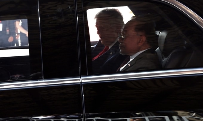 Thủ tướng Malaysia Anwar Ibrahim ngồi chung xe Quái thú với Tổng thống Mỹ Donald Trump ngày 26/10. Ảnh: Bernama