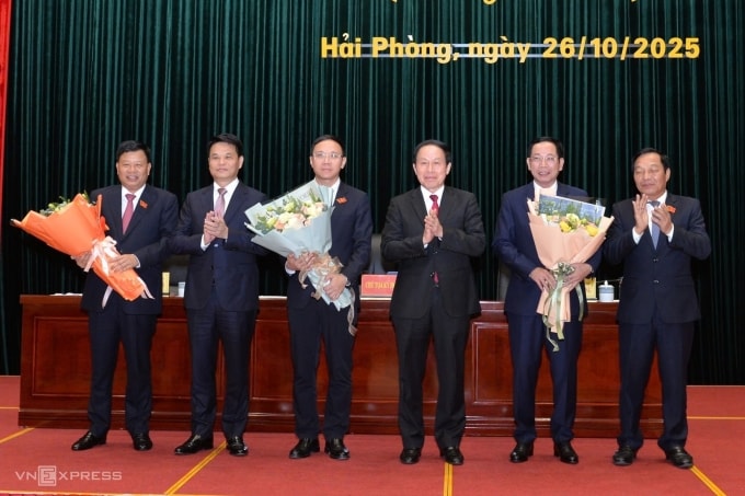 Lãnh đạo TP Hải Phòng chúc mừng nhân sự mới. Ảnh: Lê Tân