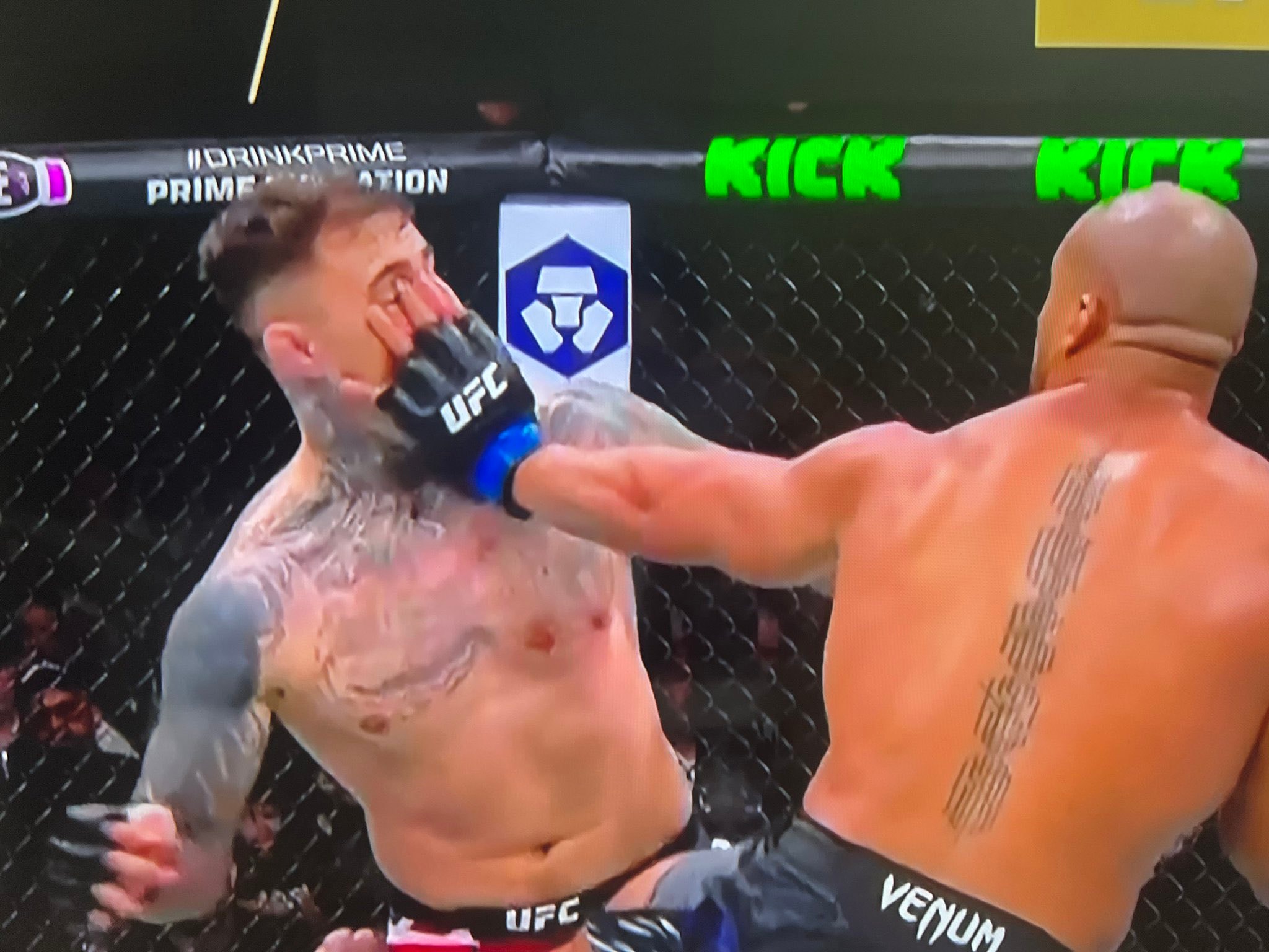 UFC hủy trận tranh đai hạng nặng vì pha móc mắt
