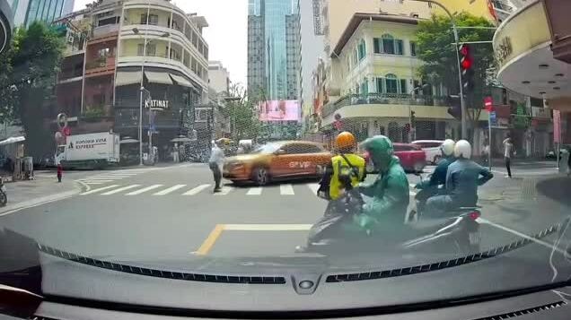 Ôtô thiếu quan sát suýt gây tai nạn cho người đi bộ