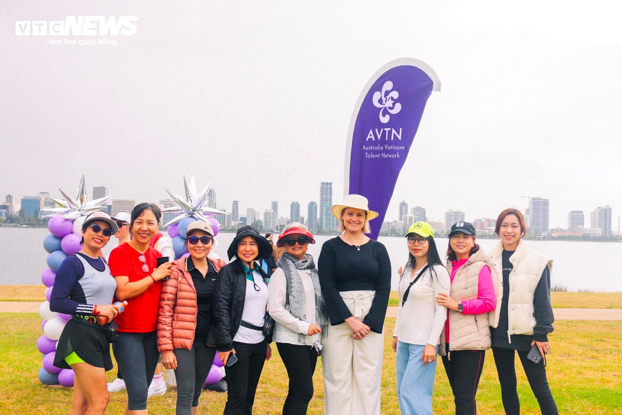 Phó Thị trưởng thành phố South Perth, bà Bronwyn Waugh chụp ảnh cùng BTC.