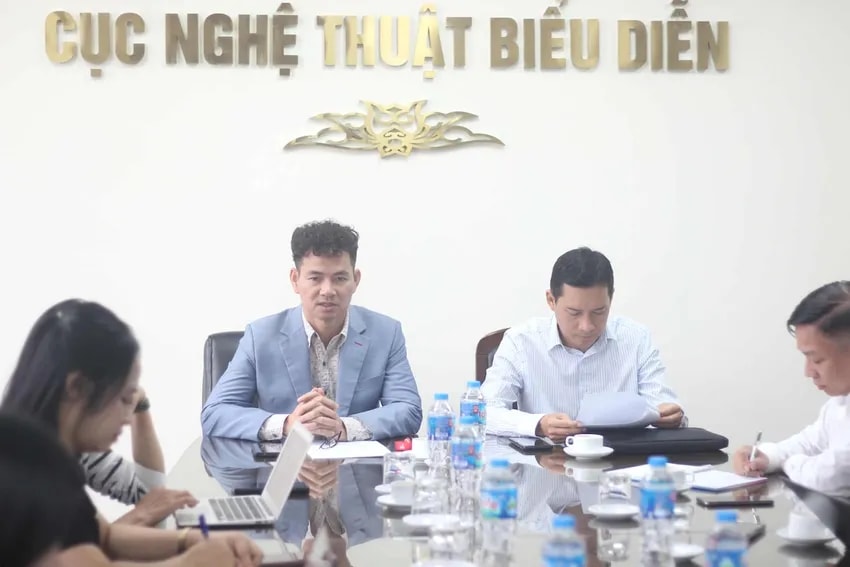 Lãnh đạo Cục Nghệ thuật biểu diễn và Cục Phát thanh, Truyền hình và Thông tin điện tử (Bộ Văn hóa, Thể thao và Du lịch) trong buổi làm việc sáng 27/10.
