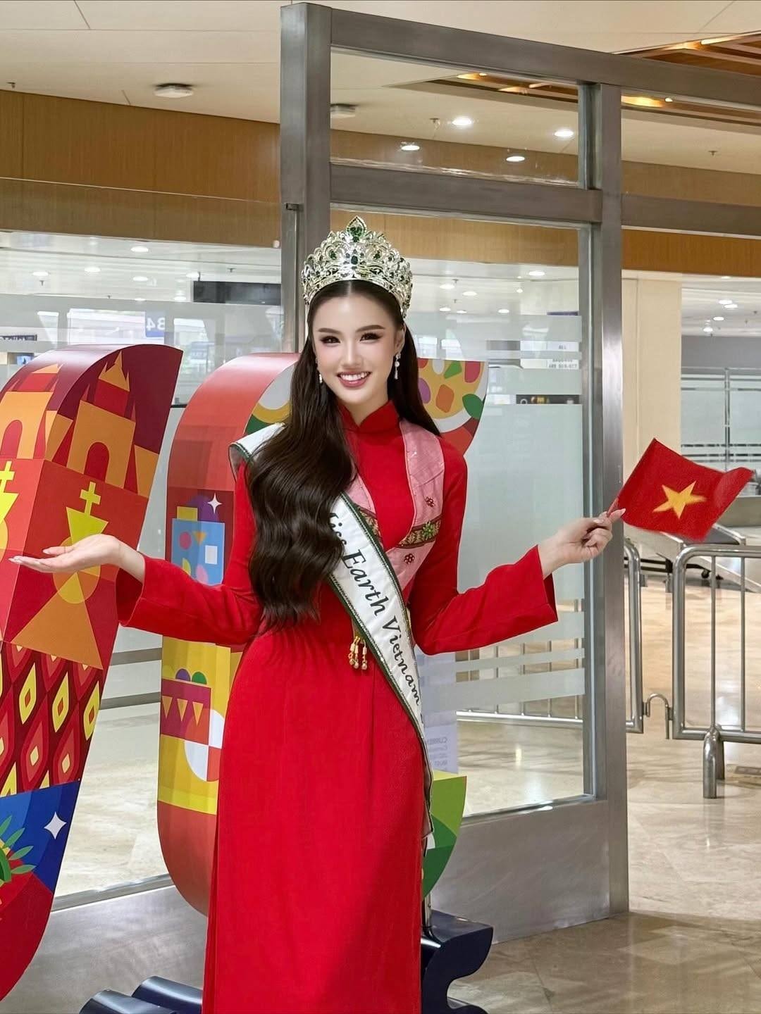 Sinh năm 2003, Trịnh Mỹ Anh là Á hậu 3 Miss Earth Vietnam 2025. Cô quê Hà Nội, số đo ba vòng 85-64-95 (cm). Người đẹp ghi dấu ấn trong lòng khán giả nhờ sở hữu gương mặt thanh thoát, nụ cười sáng cùng chiều cao 1,75 m.
