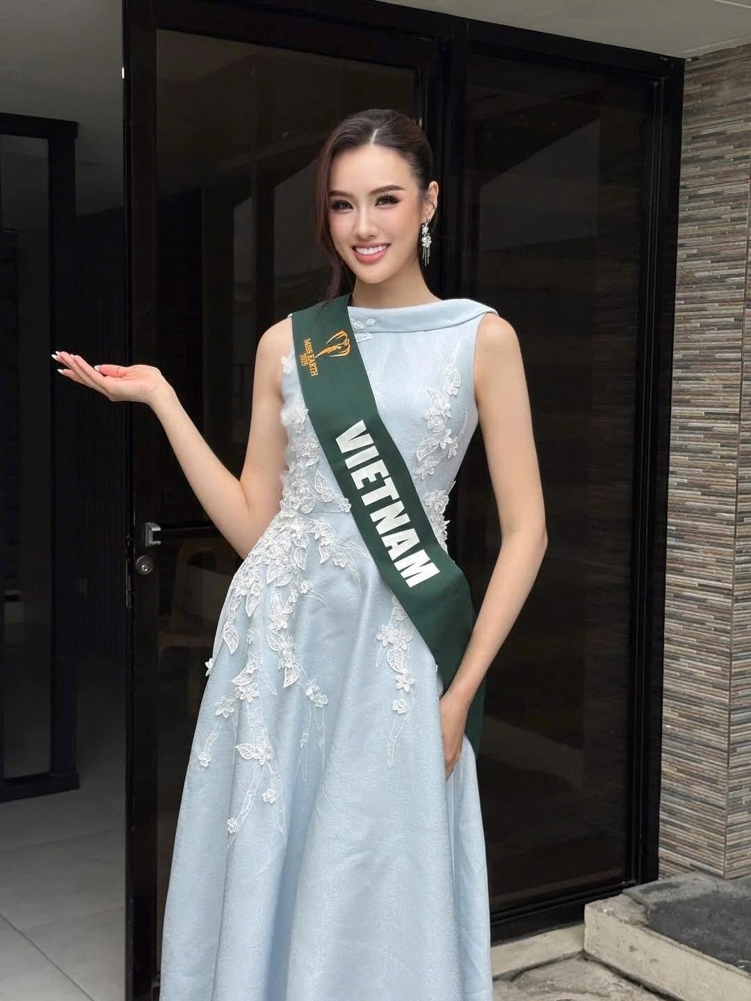 Sau một tuần tham gia Miss Earth 2025, Trịnh Mỹ Anh được đánh giá cao từ khán giả Việt Nam và quốc tế. Người đẹp đang là một trong những thí sinh có hình ảnh ổn định nhất cuộc thi tính đến thời điểm này.