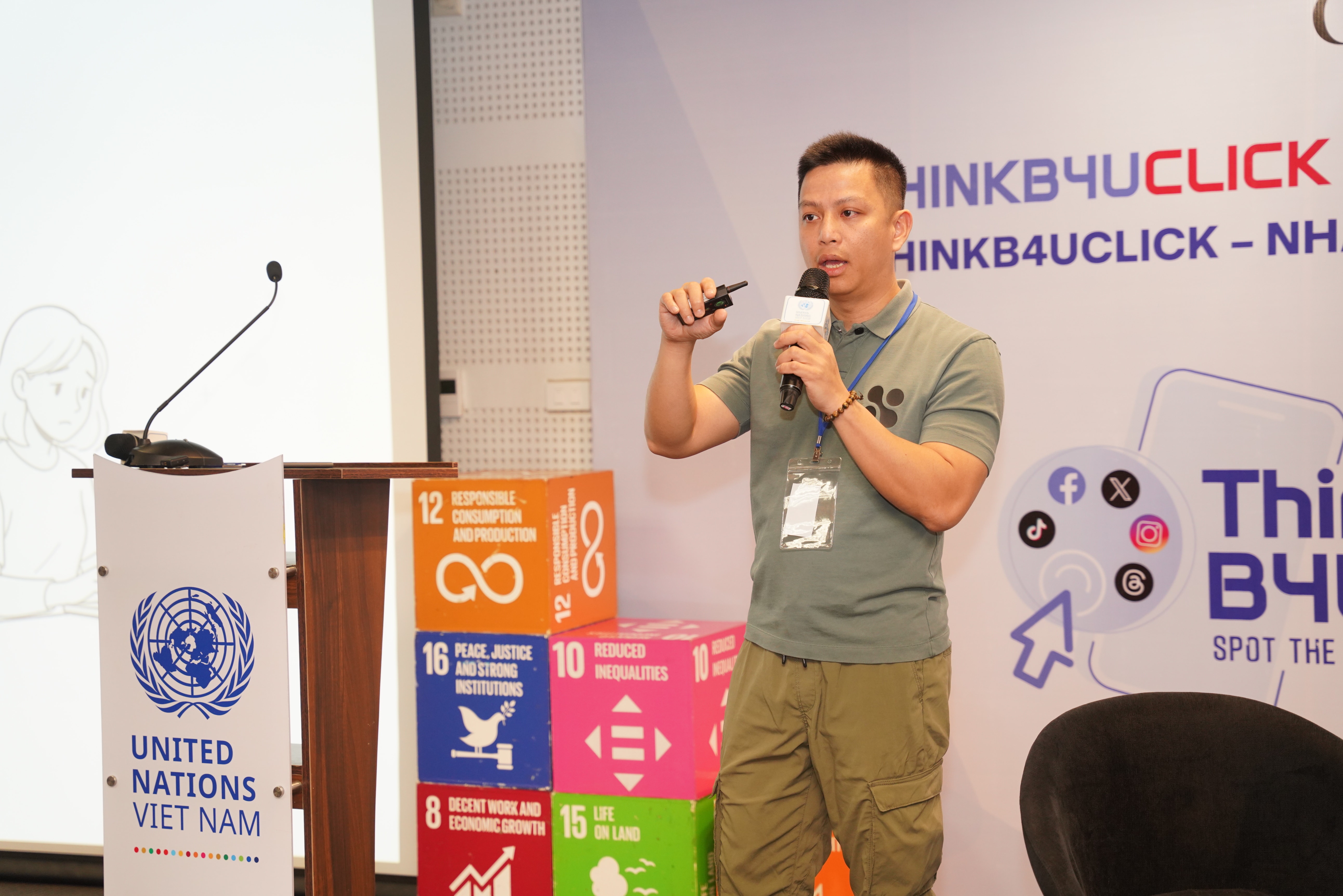 Ông Ngô Minh Hiếu (Hiếu PC) trao đổi với sinh viên về các chiêu lừa tuyển dụng xuyên biên giới, cách nhận diện và bảo vệ bản thân trước tội phạm mua bán người qua Internet. (Ảnh: IOM)