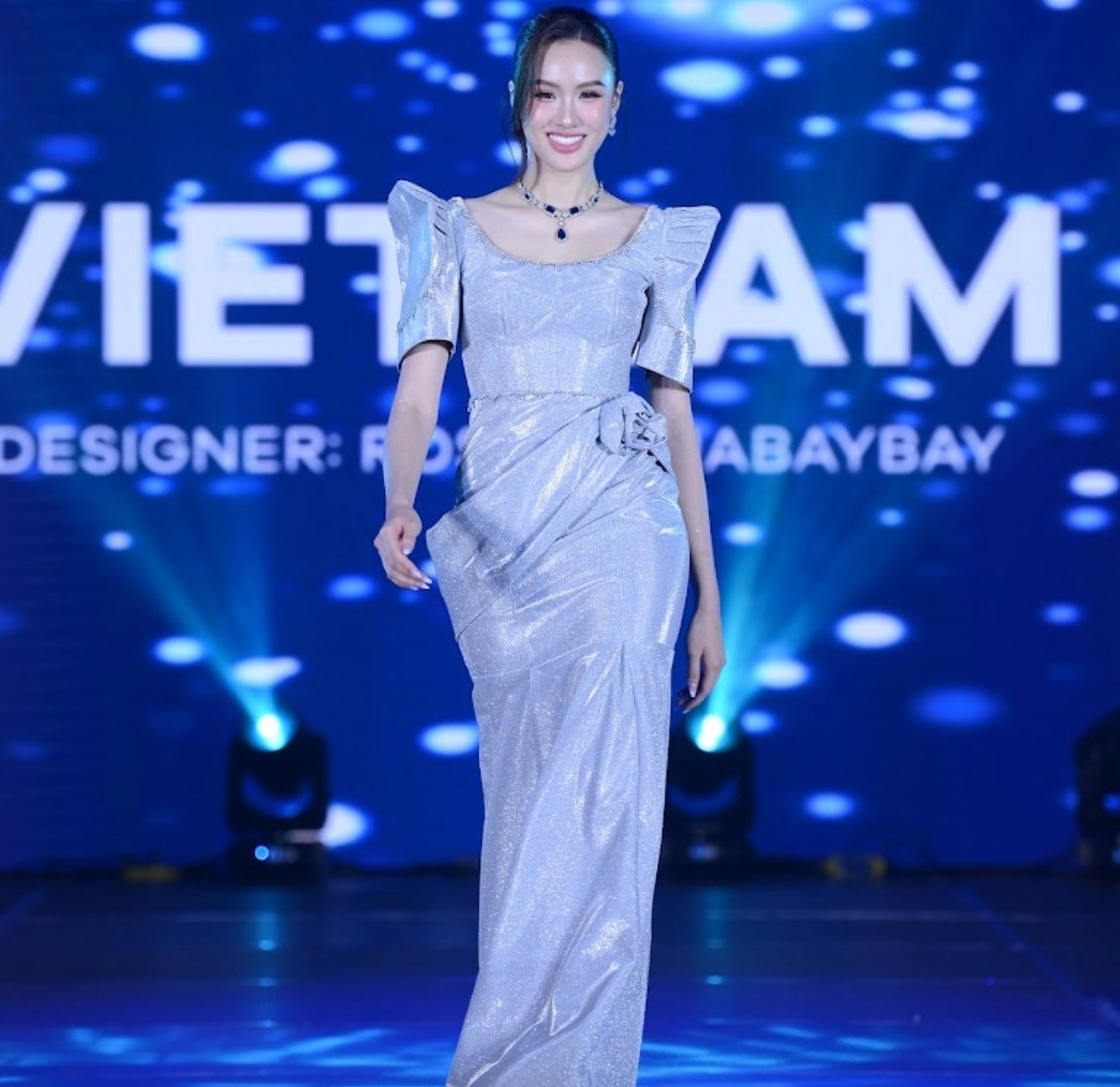 Ngoài trang phục, Trịnh Mỹ Anh còn gây ấn tượng với chiều cao nổi bật và thần thái tự tin.