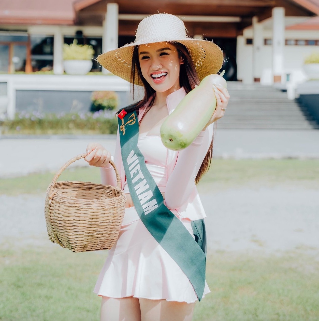 Cô luôn thể hiện sự hoạt bát và tràn đầy năng lượng, thường chủ động giao lưu, kết nối với các thí sinh quốc tế cũng như truyền thông, tạo nên hình ảnh thân thiện.