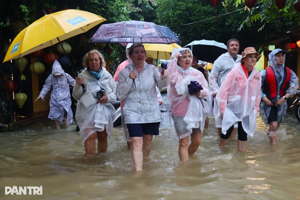 Lũ tiếp tục dâng cao tại Hội An, du khách vẫn đổ về đông, bì bõm lội nước - 2