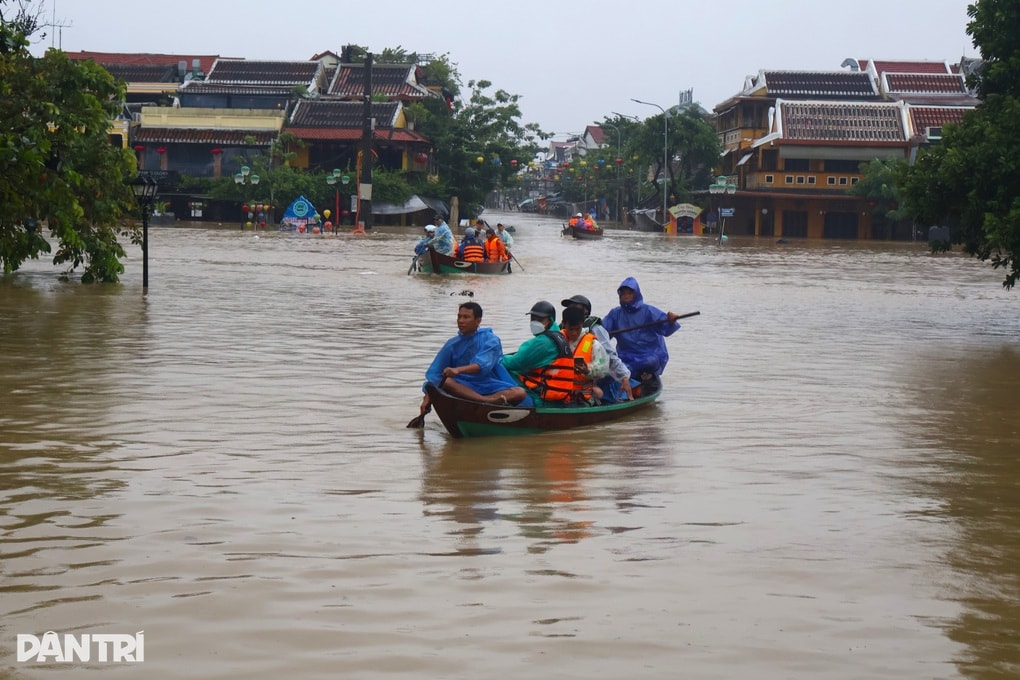 Lũ tiếp tục dâng cao tại Hội An, du khách vẫn đổ về đông, bì bõm lội nước - 1