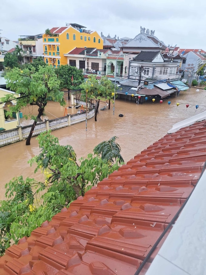 Khung cảnh nhìn từ cửa sổ phòng khách sạn của Andrew. Ảnh: NVCC