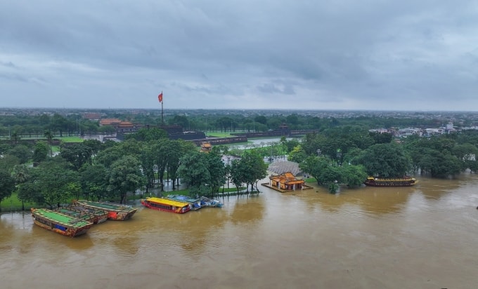 Nước sông Hương dân cao làm ngập các tuyến đường trước kinh thành Huế. Ảnh: Nguyễn Phong
