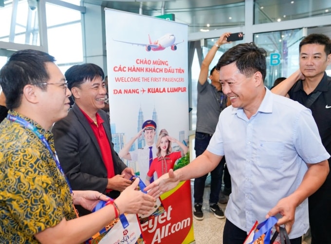 Ông Trần Hoàng Linh, Giám đốc văn phòng miền Trung Vietjet chào đón những hành khách đầu tiên trên chuyến bay từ Đà Nẵng đến Kuala Lumpur. Ảnh: Tài Nguyễn