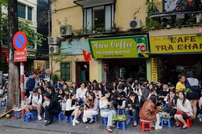 Người dân, du khách đổ xô đến Nhà thờ lớn Hà Nội để đón thu vào tháng 10. Ảnh: Hoàng Giang