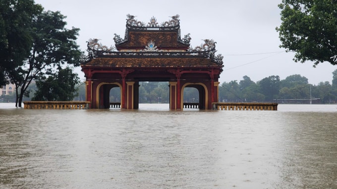 Nghêng Lương Đình bị cô lập bởi mưa lũ sáng 27/10. Ảnh: Võ Thạnh