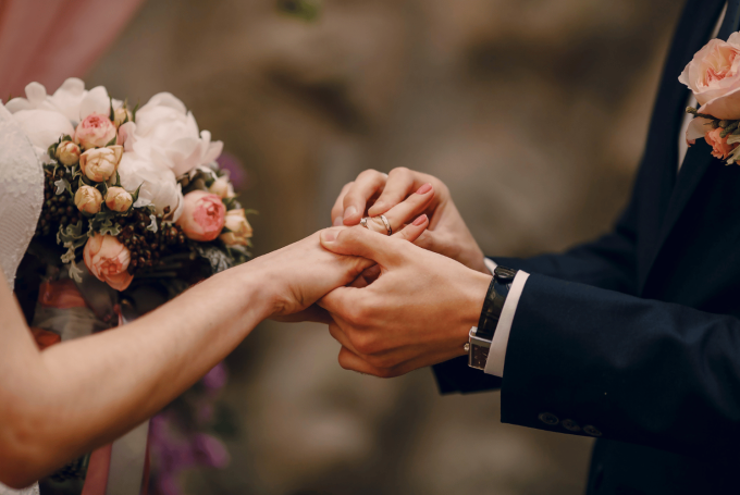Hai vợ chồng ở Cao Hùng, Đài Loàn phát hiện là anh em họ sau 6 năm kết hôn. Ảnh minh họa: Helgy/Canva