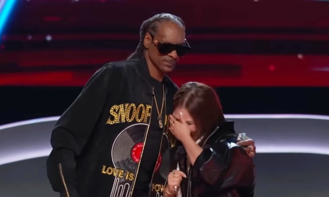 Myra Trần được rapper đình đám ôm động viên sau khi bị loại khỏi cuộc thi. Ảnh: The Voice US
