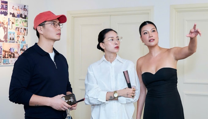 Vợ chồng Ngô Thanh Vân đến dự buổi triển lãm nghệ thuật và đời sống của cựu người mẫu Vũ Cẩm Nhung (phải) hôm 26/10. Ảnh: Nhân vật cung cấp