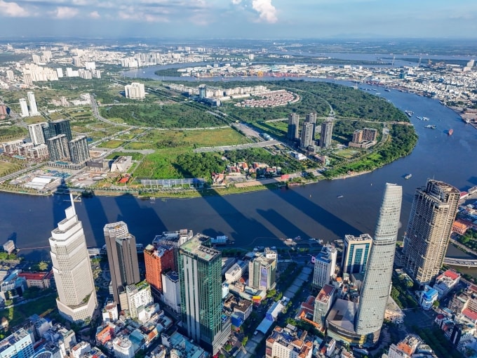 Khu vực trung tâm TP HCM nhìn qua bán đảo Thủ Thiên vào tháng 10/2024, nơi sẽ phát triển Trung tâm tài chính quốc tế. Ảnh: Quỳnh Trần
