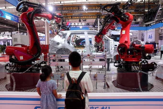 Cánh tay hàn robot được sử dụng trong sản xuất ôtô tại Hội nghị Robot thế giới Bắc Kinh (WRC) tháng 8/2023. Ảnh: Reuters
