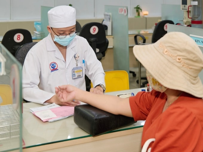 Nhân viên y tế đang kiểm tra sức khỏe cho bệnh nhân. Ảnh: Bệnh viện Triều An