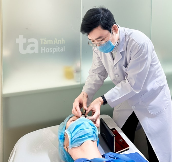 Bác sĩ Tùng đo nhãn áp của ông Diên trước phẫu thuật. Ảnh: Bệnh viện Đa khoa Tâm Anh