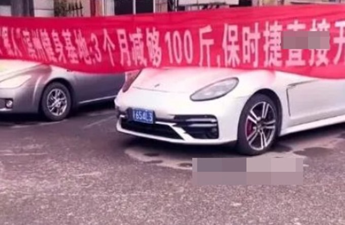 Phòng gym ở Sơn Đông treo thưởng chiếc Porsche Panamera đã qua sử dụng cho ai giảm được 50 kg trong 3 tháng. Ảnh chụp màn hình
