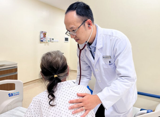 Bác sĩ Tuấn khám cho bệnh nhân trước lúc xuất viện. Ảnh: Hạ Vũ
