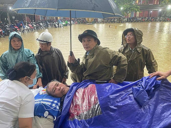 Bệnh nhân được di dời sang các khu khác để đảm bảo an toàn. Ảnh: Bác sĩ cung cấp