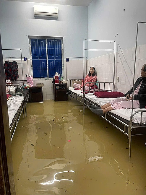 Nước tràn vào các khoa phòng bệnh viện. Ảnh: Dương Hữu Thanh