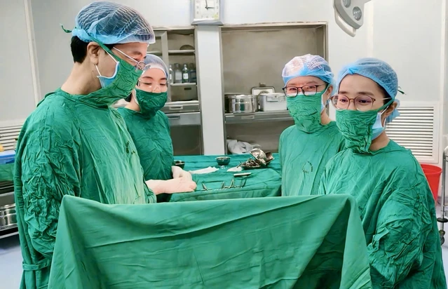 Kíp bác sĩ xử trí cho bệnh nhân. Ảnh: Bệnh viện cung cấp